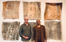 El galerista Mauro Herlitzka y el artista Marcos Benítez con las obras de la serie AO/ Proyecto Herbolario que serán exhibidas en Buenos Aires.