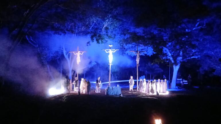 Jesús es crucificado, y muere en la cruz.