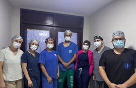 Plantel de profesionales de salud que se encargaron de extirpar el tumor mamario.