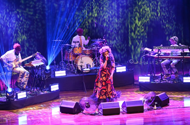 Acompañada por tres músicos en escena, Macy Gray ofreció un show cargado de energía e interacción con el público.