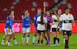 La árbitra uruguaya Anahí Fernández expulsa a Pamela Villalba. Pese a quedar con 10 jugadores, Olimpia batalló hasta el final.
