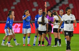 La árbitra uruguaya Anahí Fernández expulsa a Pamela Villalba. Pese a quedar con 10 jugadores, Olimpia batalló hasta el final.