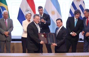 El Comisario de Comercio y Seguridad Económica; Relaciones Interinstitucionales y Transparencia de la Comisión Europea, Maro efcovic (i) y el ministro de Relaciones Exteriores de Paraguay, Rubén Ramírez (d), posan con los documentos del acuerdo de libre comercio firmados entre la Unión Europea (UE) y los países del Mercosur en enero pasado en Asunción (Paraguay). El Mercosur y la Unión Europea (UE) firmaron un histórico acuerdo de libre comercio que dará lugar a una de las mayores zonas integradas del mundo, con 720 millones de personas, tras 26 años de negociaciones. EFE/ Juan Pablo Pino