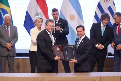 El Comisario de Comercio y Seguridad Económica; Relaciones Interinstitucionales y Transparencia de la Comisión Europea, Maro efcovic (i) y el ministro de Relaciones Exteriores de Paraguay, Rubén Ramírez (d), posan con los documentos del acuerdo de libre comercio firmados entre la Unión Europea (UE) y los países del Mercosur en enero pasado en Asunción (Paraguay). El Mercosur y la Unión Europea (UE) firmaron un histórico acuerdo de libre comercio que dará lugar a una de las mayores zonas integradas del mundo, con 720 millones de personas, tras 26 años de negociaciones. EFE/ Juan Pablo Pino