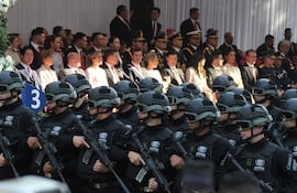 Soldados marchan durante un desfile militar con motivo de la investidura presidencial de Santiago Peña (c-atrás), en Asunción (Paraguay). Imagen de referencia. Foto de archivo.