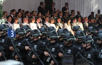 Soldados marchan durante un desfile militar con motivo de la investidura presidencial de Santiago Peña (c-atrás), en Asunción (Paraguay). Imagen de referencia. Foto de archivo.