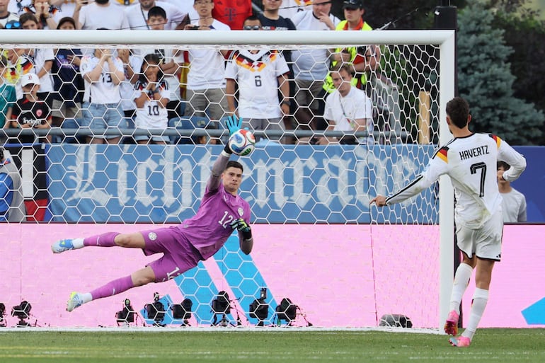 El portero de Paraguay Orlando Gill detiene el tiro de penalti del delantero de Alemania Kai Havertz durante la tanda de penaltis del partido de fútbol de la ronda de 32 del Mundial 2026 entre Alemania y Paraguay en el Boston Stadium en Foxborough.
