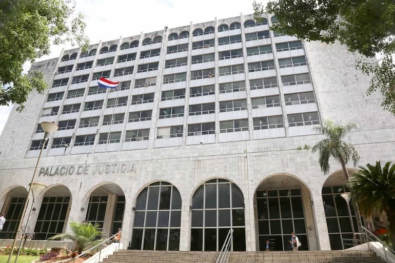 Los legisladores reclamaron explicaciones sobre la ejecución de los recursos y la cobertura del seguro médico. Foto: Gentileza CSJ.