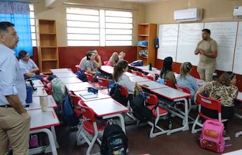 Padres de la Escuela Tomasa Ferreira de Meza de San Lorenzo manifestaron estar preocupados por la situación, debido a que en total son 700 los alumnos afectados por la falta de entrega de los kits escolares.