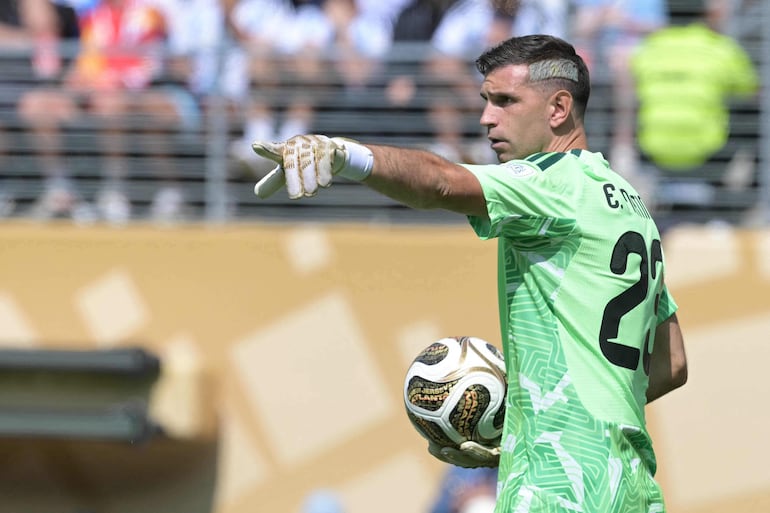 El guardameta Emiliano Martínez realiza gestos luego de completar una parada durante el partido final del torneo de fútbol de la Copa del Mundo 2026 entre España y Argentina en el New York/New Jersey Stadium en East Rutherford.