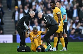 El paraguayo Diego Gómez, futbolista de Brighton, es asistido luego de sufrir una lesión en la rodilla izquierda al disputar un balón aéreo durante el partido frente a Tottenham por la fecha 33 de la Premier League en el estadio Tottenham Hotspur, en Londres, Inglaterra.