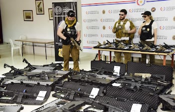 Las armas incautadas en el marco de la “Operación Dakovo” fueron exhibidas ayer en la Base de Operaciones de la Senad.