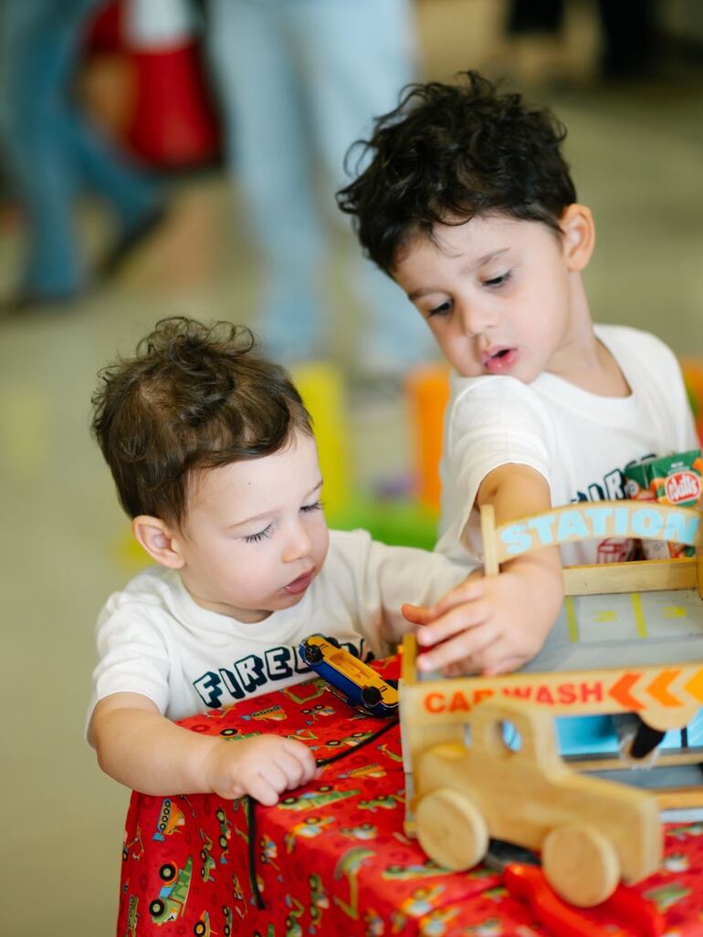 ¡Pura ternura! Los hermanos Santi y Adrián. (Instagram/Anna Chase)