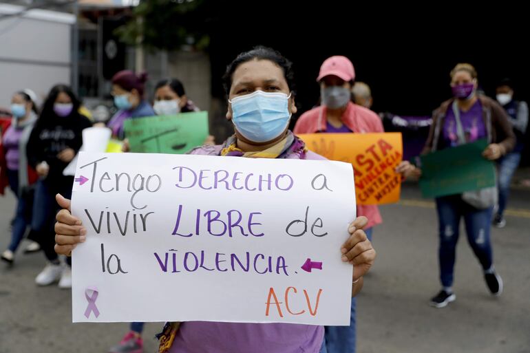 Tengo derecho a vivir libre de violencia, dice el cartel que levanta una mujer en una manifestación. Foto de archivo. 