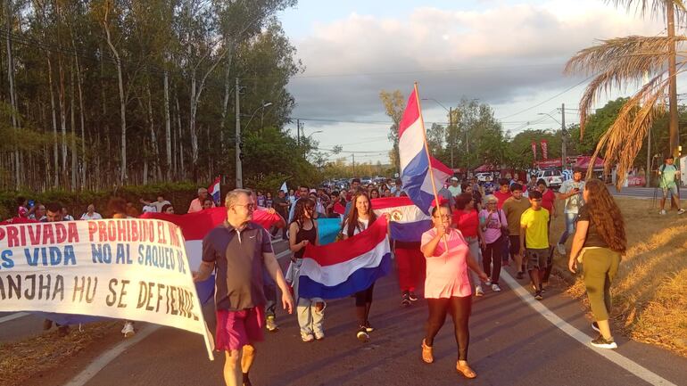 Las familias marcharon desde el desvío de San Bernardino hasta Highlands Park & Lagoon, que se instaló en la ciudad de San Bernardino.