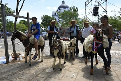 Los veteranos fotógrafos José María Leite, Melión Sanabria y Eusebio Martínez sobreviven con la profesión de tomar fotografías en caballitos, pese a los celulares.