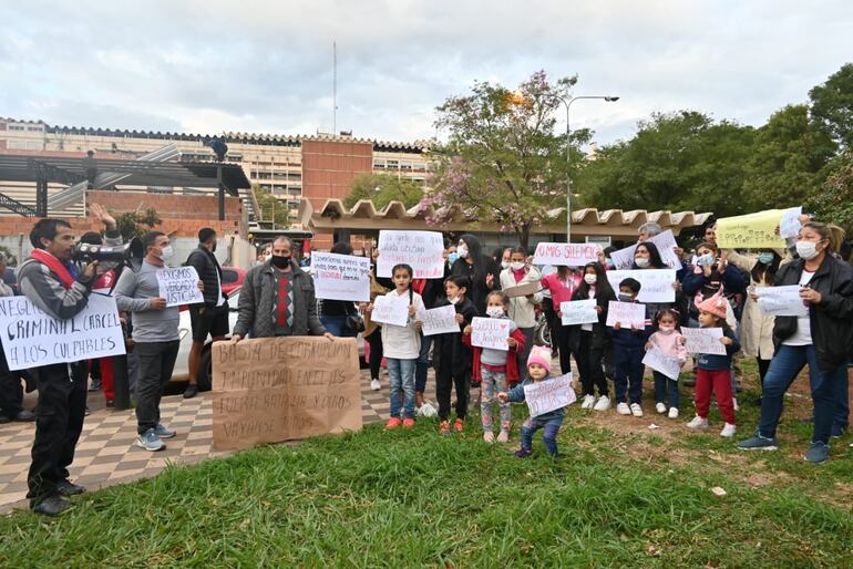 Familiares de Ramón Samudio, el hombre al que le amputaron una pierna por error, se manifiestaron frente al Hospital Central del Instituto de Previsión Social (IPS).