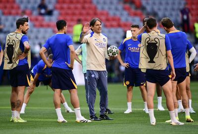 El entrenador italiano del Inter de Milán, Simone Inzaghi (C), supervisa la sesión de entrenamiento MD-1 de sus jugadores en la víspera del partido de la final de la UEFA Champions League entre el Inter de Milán y el Paris Saint-Germain (PSG) en Múnich, sur de Alemania.