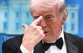 El presidente estadounidense Donald Trump gesticula mientras habla durante una rueda de prensa en la Sala de Prensa Brady de la Casa Blanca en Washington, D.C., poco después del tiroteo ocurrido en la Cena de Corresponsales de la Casa Blanca el 25 de abril de 2026. El presidente estadounidense Donald Trump anunció el 25 de abril que ofrecería una rueda de prensa desde la sala de prensa de la Casa Blanca, poco después del tiroteo en una cena de gala en Washington. La rueda de prensa está programada para poco después de las 22:00 (02:00 GMT), escribió Trump en su plataforma Truth Social, añadiendo: "La Primera Dama, el Vicepresidente y todos los miembros del Gabinete se encuentran en perfecto estado".