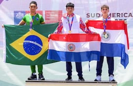 Exitoso podio con dos paraguayos, Eliezer Colmán (oro) y a la derecha Adrián Céspedes (bronce).