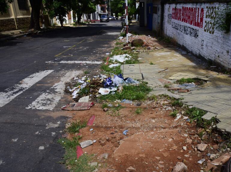 Las veredas destrozadas y con basura en la avenida Perú y su intersección con José Berges.