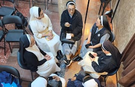 Religiosas miembros de la Conferpar debaten sobre uno de los temas propuestos en la 67° Semana Nacional en el Colegio Teresiano de Asunción.