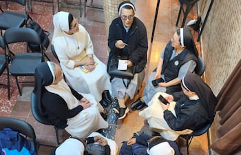 Religiosas miembros de la Conferpar debaten sobre uno de los temas propuestos en la 67° Semana Nacional en el Colegio Teresiano de Asunción.