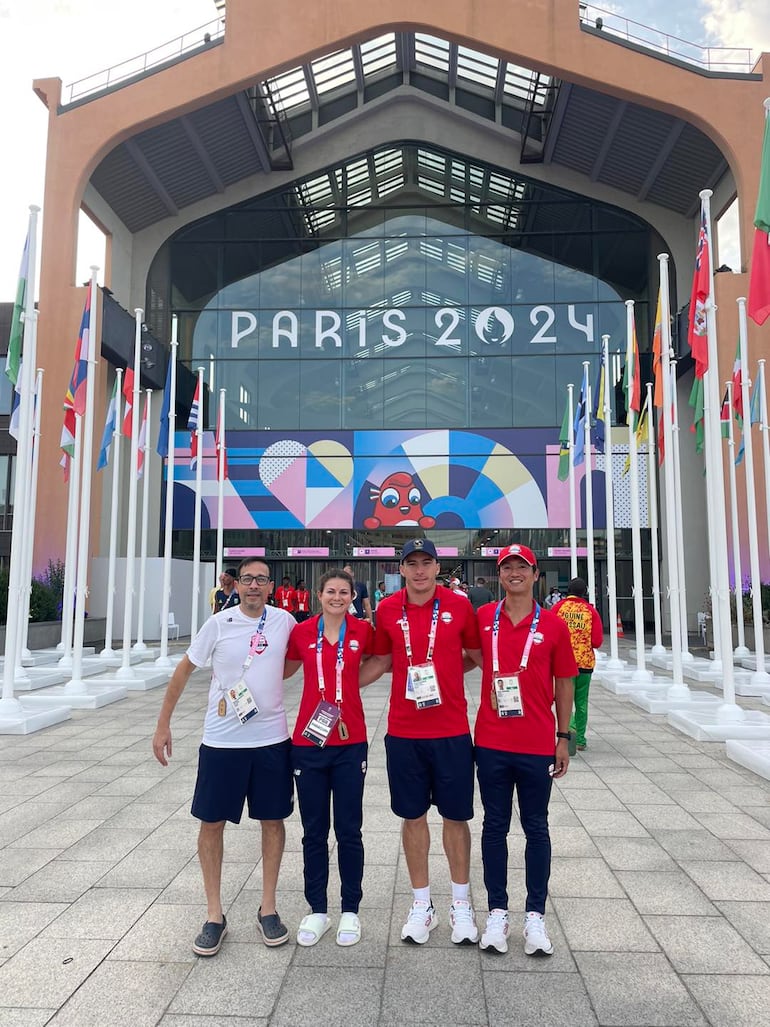 En el centro los atletas Xenia Hiebert (25 años) y César Almirón (22), debutantes en París.