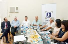 gerardo-garcia-3-desde-la-izq-titular-de-cifarma-con-gustavo-volpe-y-luis-fleytas-entre-otros-industriales--212627000000-1680286.jpg