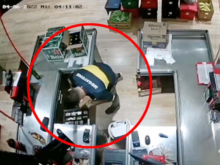 El mismo joven roba dinero de un Biggie de Loma Pytã.