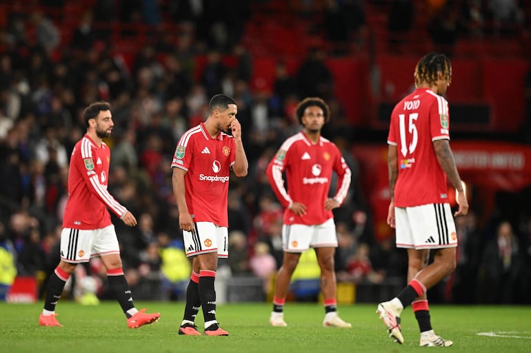 El centrocampista belga del Manchester United, Youri Tielemans, reacciona tras el partido de fútbol de la tercera ronda de la Copa de la Liga inglesa entre el Manchester United y el Brighton and Hove Albion en Old Trafford, Manchester.