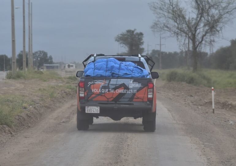Una peculiar frase en la parte trasera de la camioneta de un aficionado camino al Rally del Chaco.
