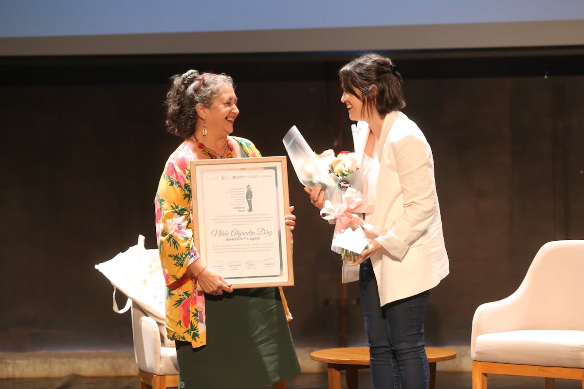 Alejandra Díaz recibe reconocimiento a la gestión cultural en las artes escénicas en Paraguay