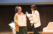 Alejandra Díaz recibe su reconocimiento de manos de la ministra de Cultura, Adriana Ortiz.