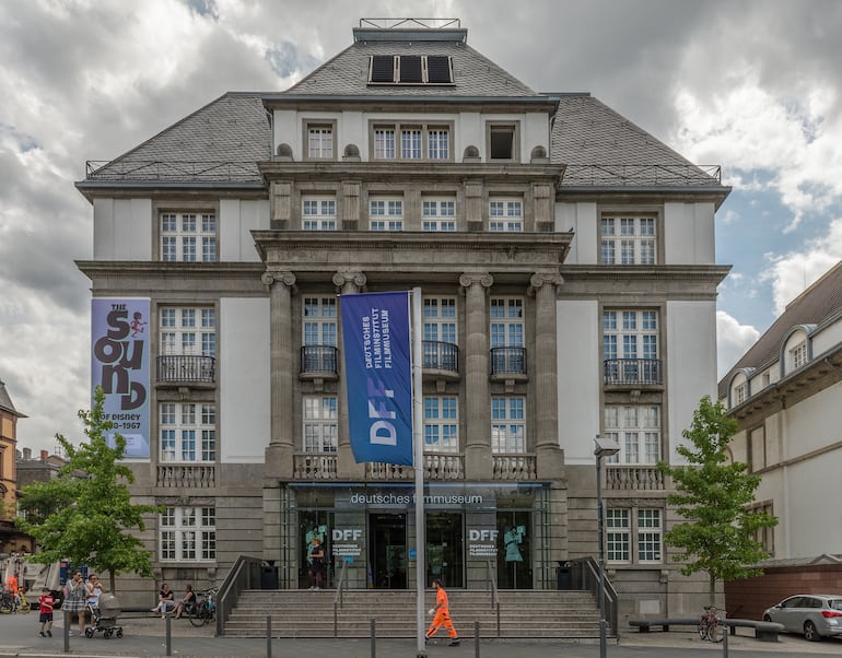 El Museo del Cine Alemán en Museumsufer en Frankfurt, Alemania.