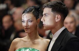 Paulo Dybala y Oriana Sabatini ya tienen a Gia en sus brazos. (EFE/EPA/GUILLAUME HORCAJUELO)