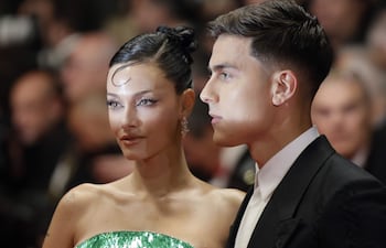 Paulo Dybala y Oriana Sabatini ya tienen a Gia en sus brazos. (EFE/EPA/GUILLAUME HORCAJUELO)