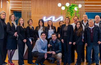 Parte del equipo de ventas de Kia Paraguay que logró un galardón internacional por su excelencia en la atención al cliente.