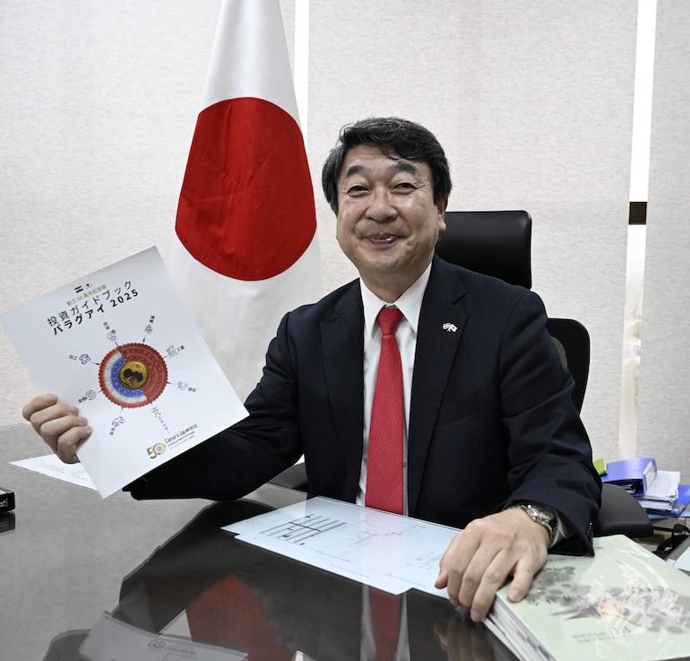 Embajador Katsumi Itagaki durante una entrevista en Asunción, con ABC, en la Embajada de Japón. 