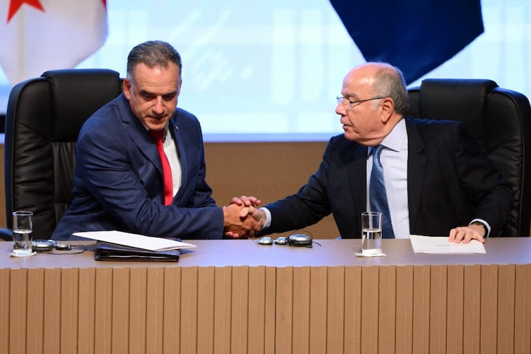 Yamandú Orsi (izq.) recibe el saludo del canciller Mauro Vieira.