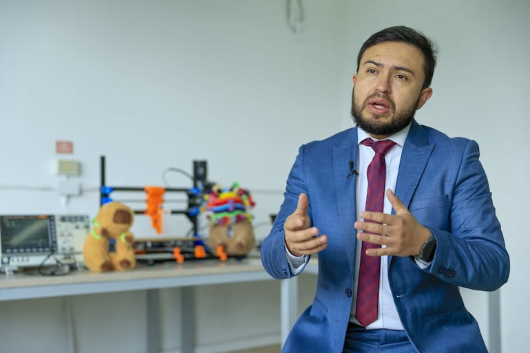Fotografía del 13 de octubre de 2026 que muestra al profesor e investigador de la carrera de Mecatrónica de la UTE Wilson Pavón hablando en una entrevista con EFE sobre el prototipo de un robot-peluche con aspecto de capibara 'Capibot', creado para apoyar procesos de interacción y acompañamiento terapéutico de niños con Trastorno del Espectro Autista (TEA), en Quito (Ecuador).
