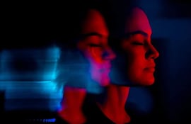Espectáculo con luces azules y rojas, creando una atmósfera abstracta sin personas visibles.