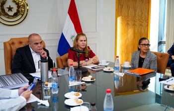 El presidente de la Cámara de Senadores, Basilio "Bachi" Núñez (ANR, HC) junto con la ministra de Salud, María Teresa Barán en reunión con la mesa directiva.