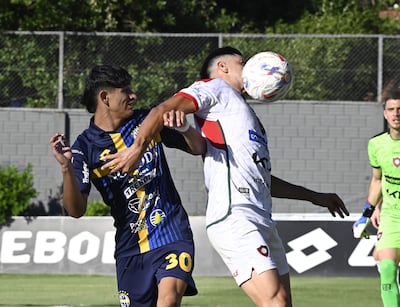 Pedro Manuel Zarza (30) y Wildo Alonso disputan el balón ante la atenta mirada del portero de Tembetary, Tomás Ezquiel Canteros.