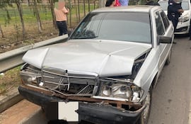 Automóvil Mercedes Benz, el que sufrió mayores daños.