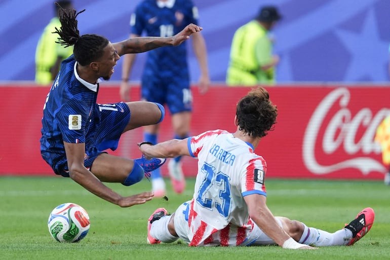 Matías Galarza (d) de Paraguay disputa un balón con Michael Olise de Francia este sábado, en un partido por los octavos de final del Mundial de la FIFA 2026 entre Paraguay y Francia en el estadio de Filadelfia (Estados Unidos).