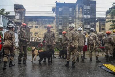 Organismos de socorro atienden la emergencia tras el desplome de un edificio debido a las fuertes lluvias en la localidad de Paulista, en la ciudad de Recife, Pernambuco (Brasil).