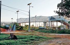 La pasarela “ñandutí”, que se construyó en plena pandemia, es inservible hasta ahora para la ciudadanía.