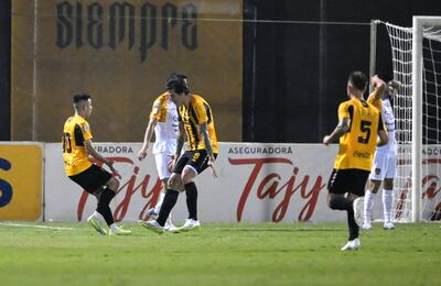 Romeo Benítez y Federico Santander, celebran el primer gol de Guaraní ante Luqueño.