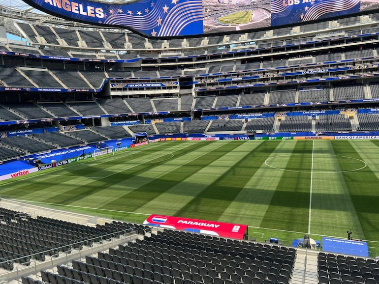 El banco de suplentes del SoFi Stadium, rebautizado temporalmente y de manera oficial como Los Angeles Stadium, ya con los detalles alusivos a Paraguay.